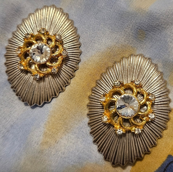 Beautiful Vintage Lightweight Clip on Earrings - Picture 1 of 3